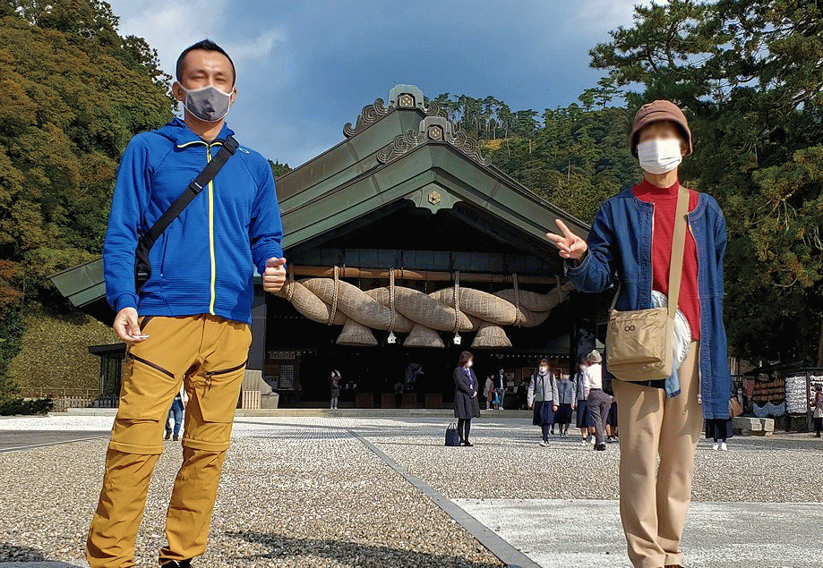 島根県　出雲大社　神楽殿の建物　正面で記念撮影