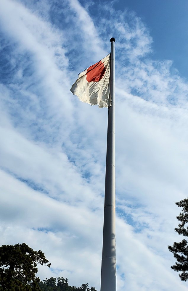 島根県　出雲大社　神楽殿脇の日章旗