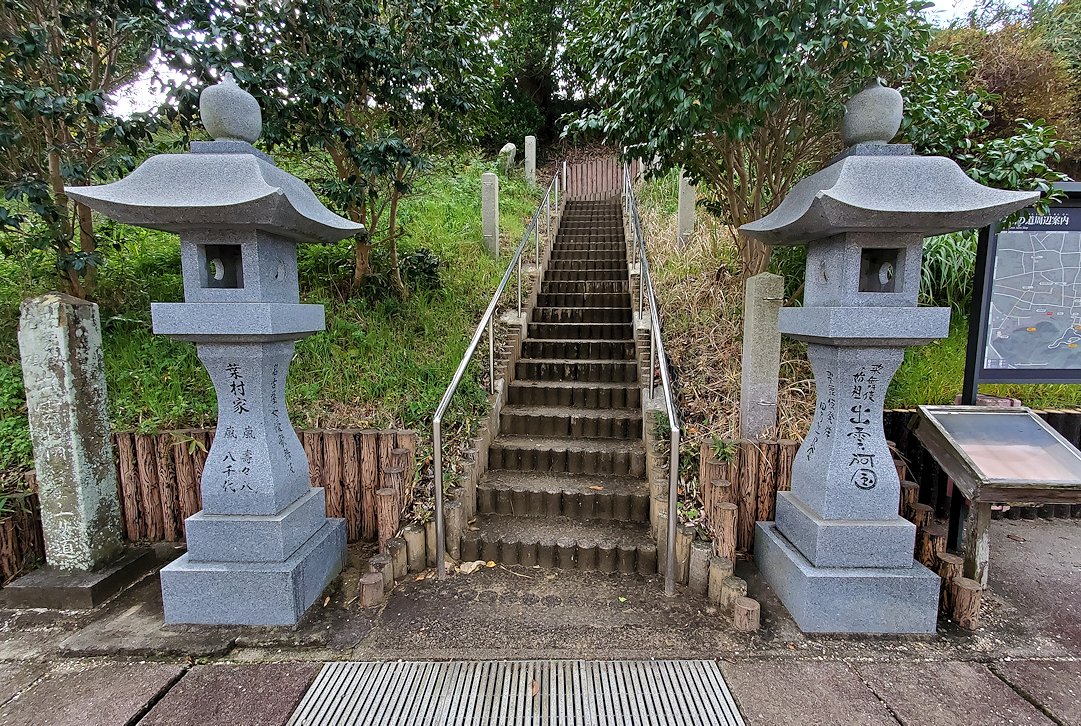 島根県　出雲市　出雲阿国の墓　入口　階段