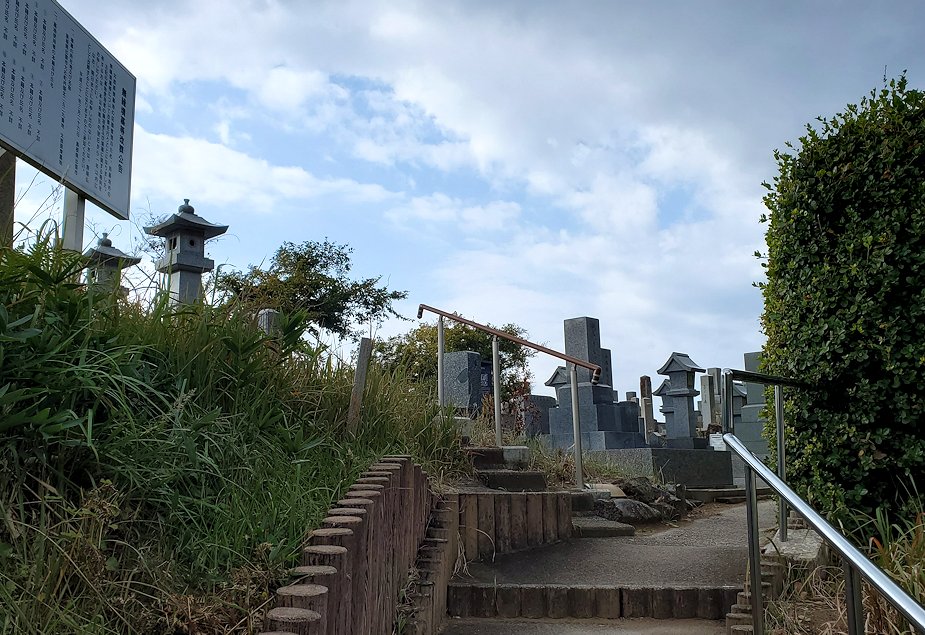 島根県　出雲市　出雲阿国の墓　入口　階段を登る