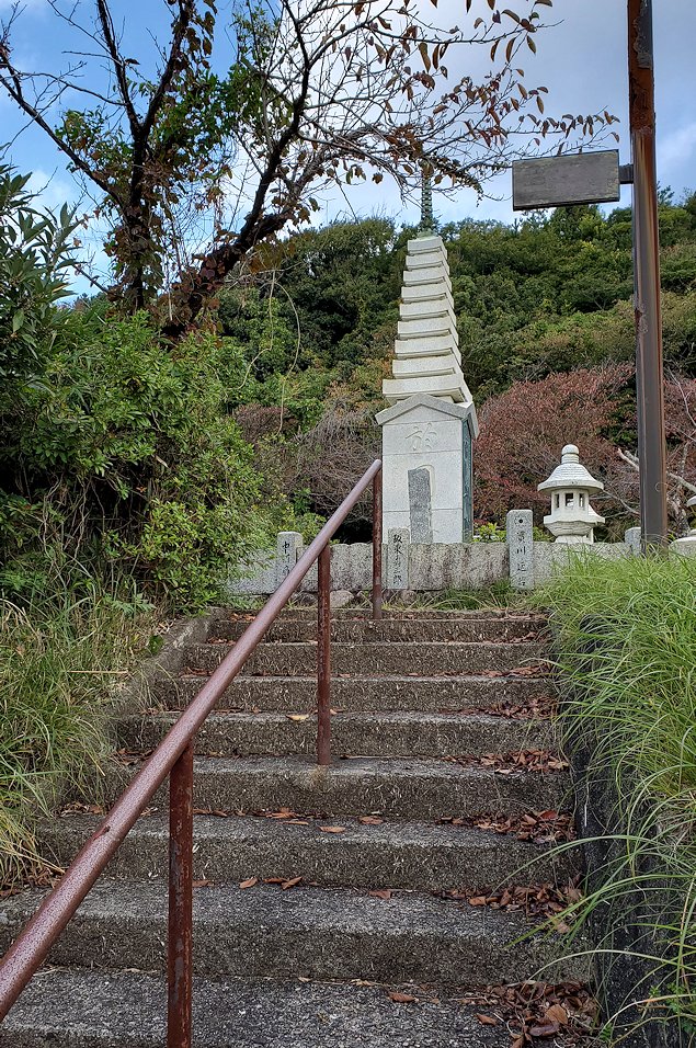 島根県　出雲市　奉納山公園　出雲阿国の記念碑　階段