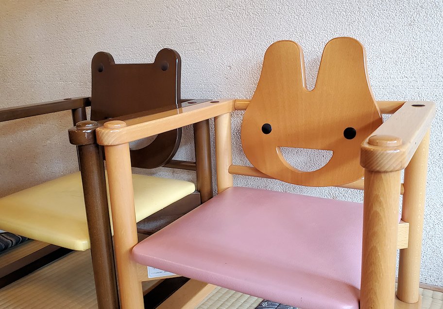 島根県　出雲大社の出雲そば屋　蕎麦処八雲の内観　子供向けの小さな椅子