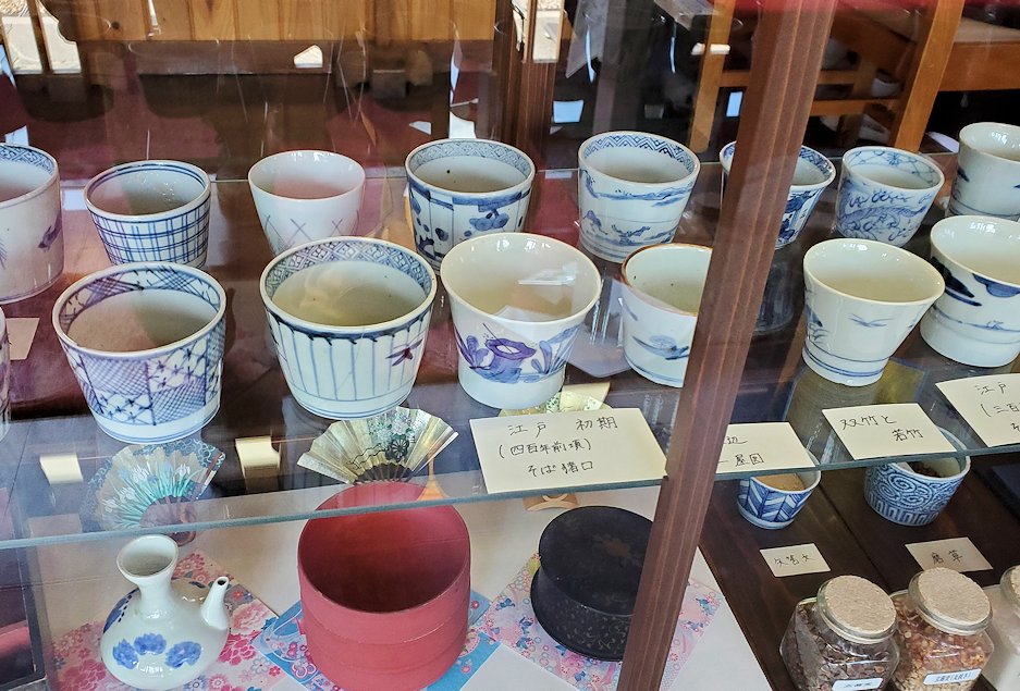 島根県　出雲大社の出雲そば屋　蕎麦処八雲の店内に展示されていた、昔使われていた容器など