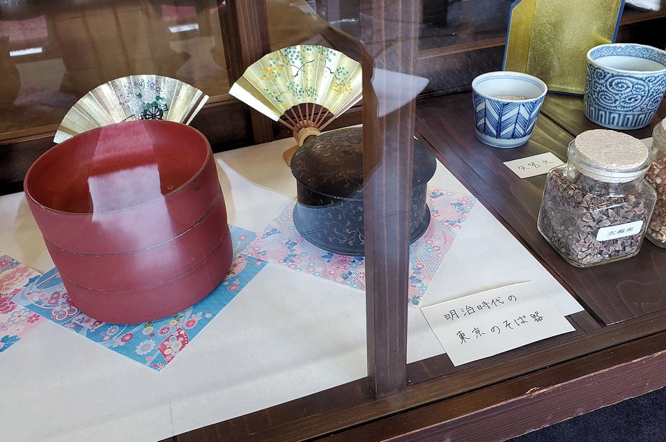 島根県　出雲大社の出雲そば屋　蕎麦処八雲の店内に展示されていた、昔使われていた容器など3