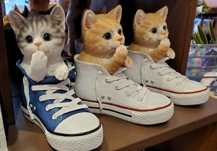 島根県出雲市　出雲大社の参道　猫まっしぐら　靴に入った猫の人形