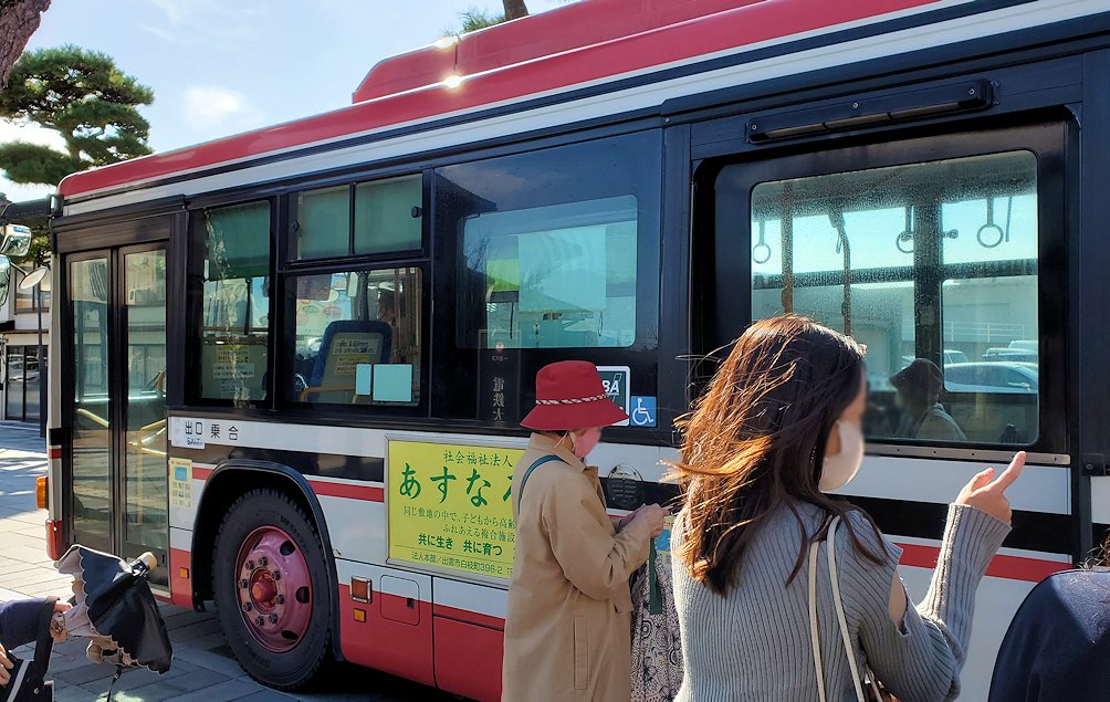 島根県出雲市　出雲大社の参道でバスに乗り込む