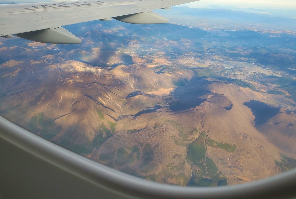 熊本行きのJAL飛行機から見えた、阿蘇山の景色