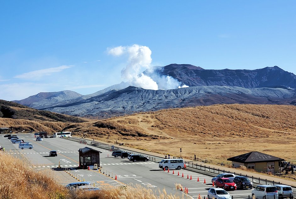 熊本県　草千里ケ浜と噴煙を吐く中岳