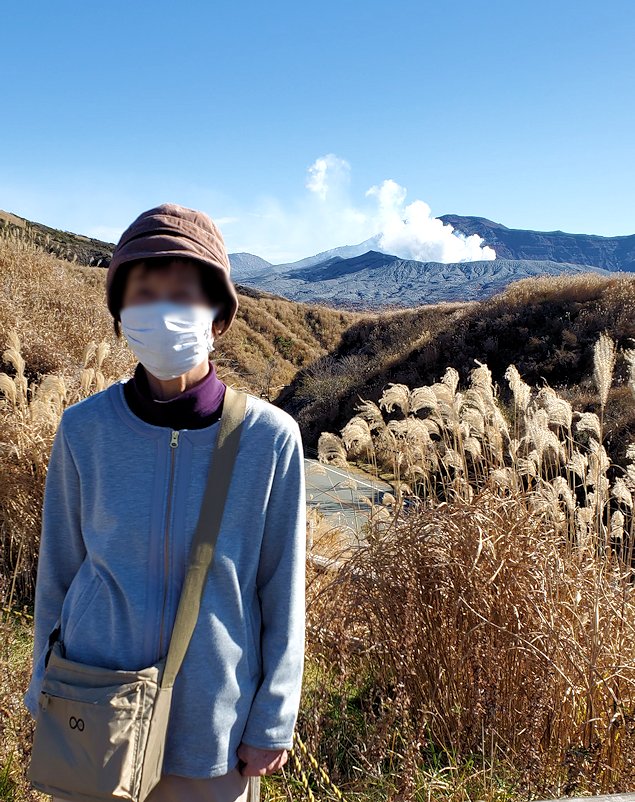 熊本県　草千里ケ浜と噴煙を吐く中岳をバックに記念撮影