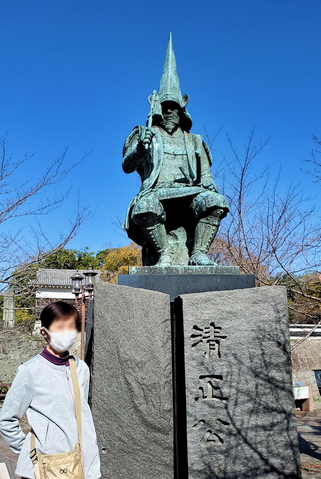 熊本県　熊本城入口付近の交差点　加藤清正の像で記念撮影