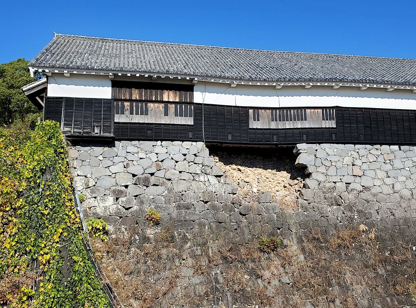 熊本県　熊本城本丸熊本県　熊本城　本丸見学通路から見える数寄屋丸五階櫓　崩れた石垣