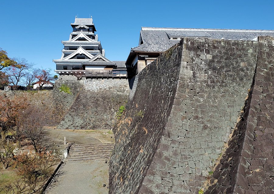 熊本県　熊本城本丸熊本県　熊本城　本丸見学　通路から見える天守と石垣