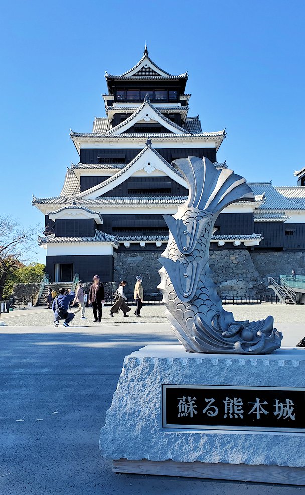 熊本県　熊本城本丸熊本県　熊本城　復興した天守閣と鯱の置物