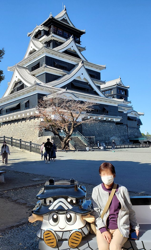 熊本県　熊本城本丸熊本県　熊本城　復興した天守閣前で記念撮影