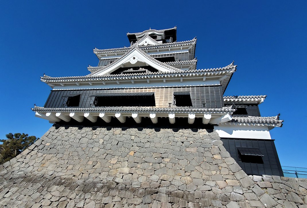 熊本城　大天守を下から見上げる2