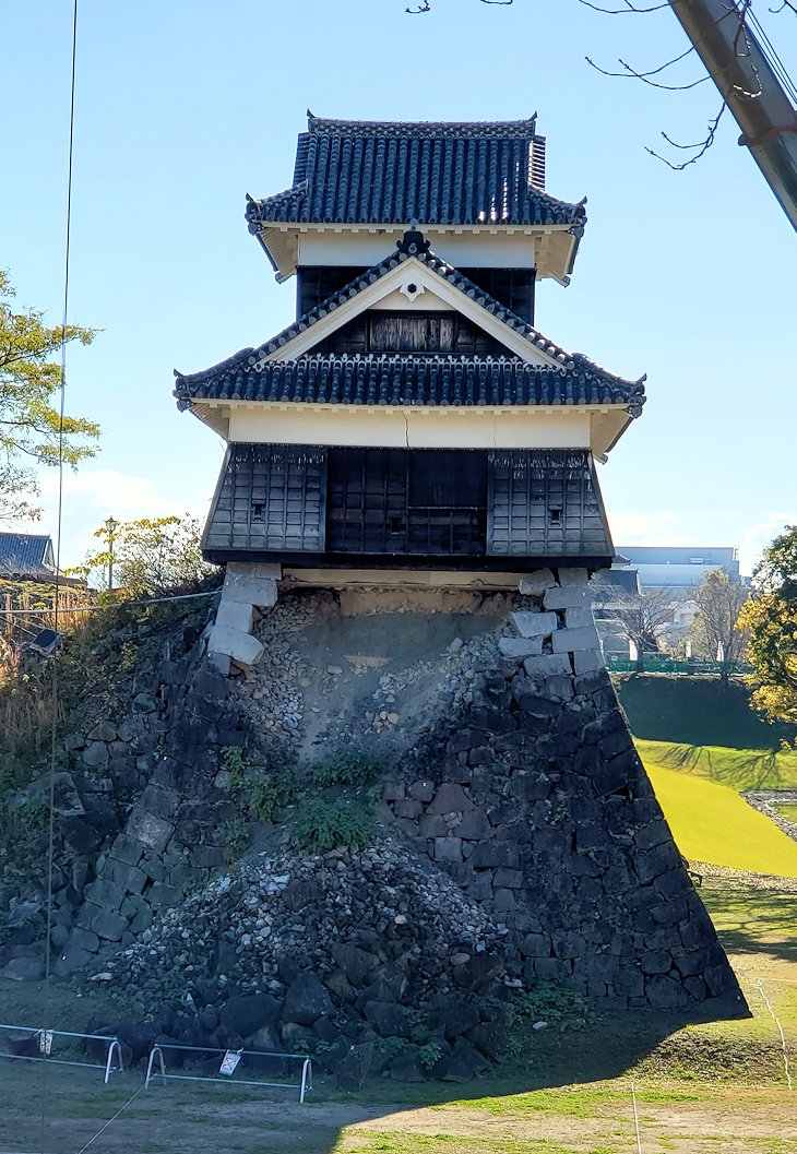 熊本城　片足で立つ戍亥櫓の様子