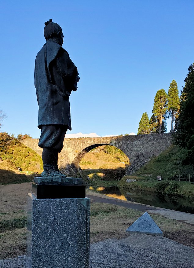 熊本県上益城郡　通潤橋と、布田保之助の銅像