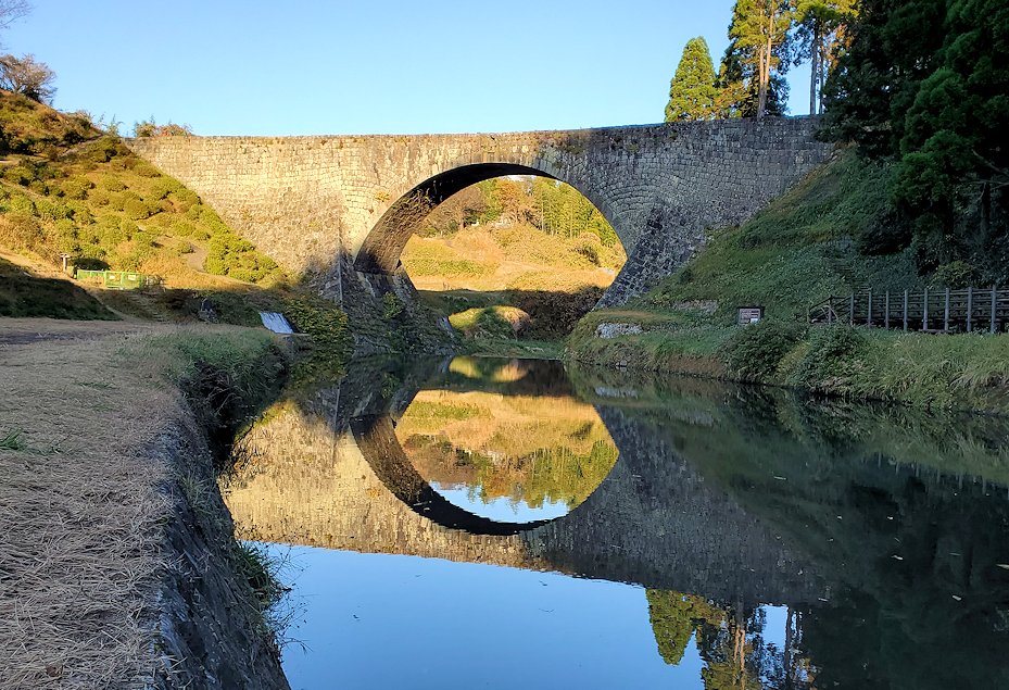 熊本県上益城郡　水面に反射する通潤橋　