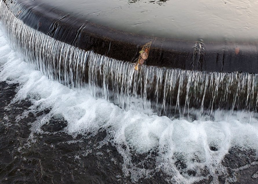 熊本県上益城郡　小笹円形分水から流れ落ちる水2