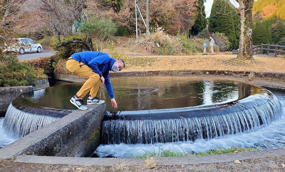 熊本県上益城郡　小笹円形分水で記念撮影