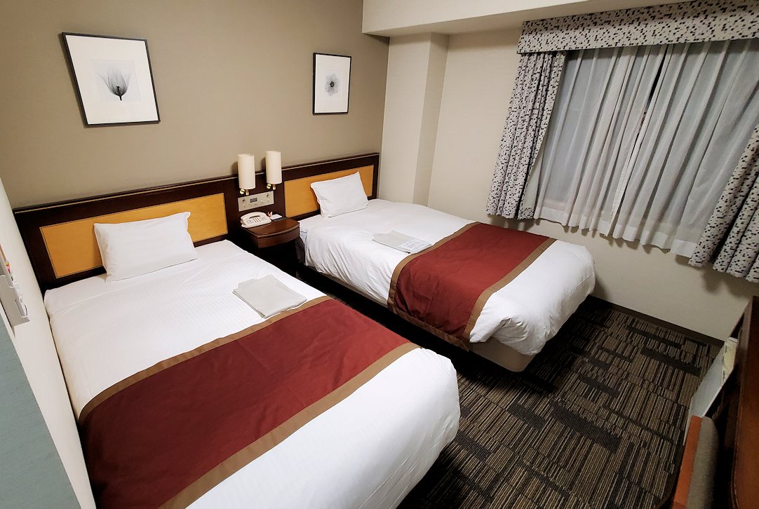 ホテル法華クラブ鹿児島　ツインルーム　室内　ベッド