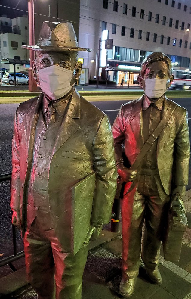 鹿児島市内　道端の銅像　マスク