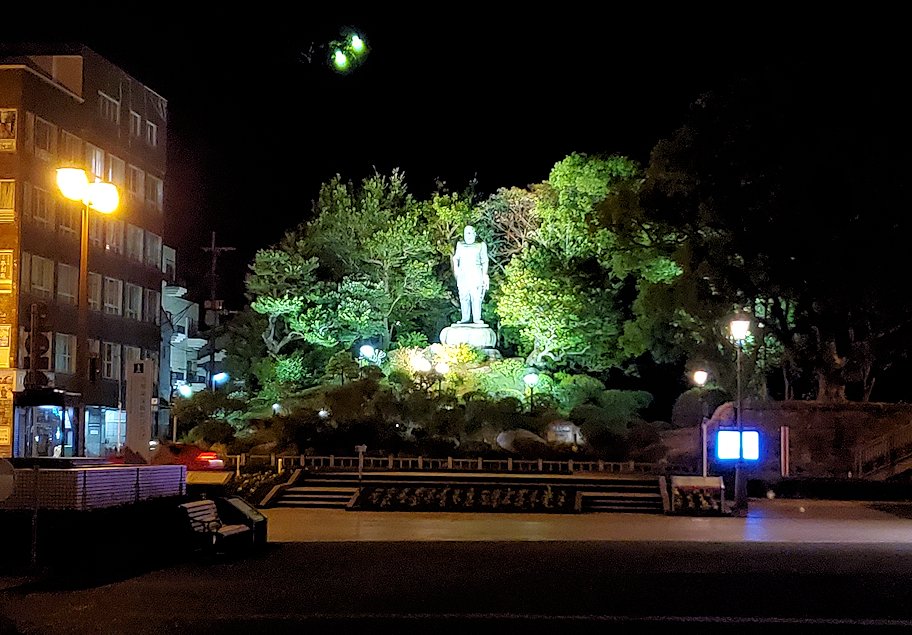 鹿児島市内　西郷隆盛の銅像　夜