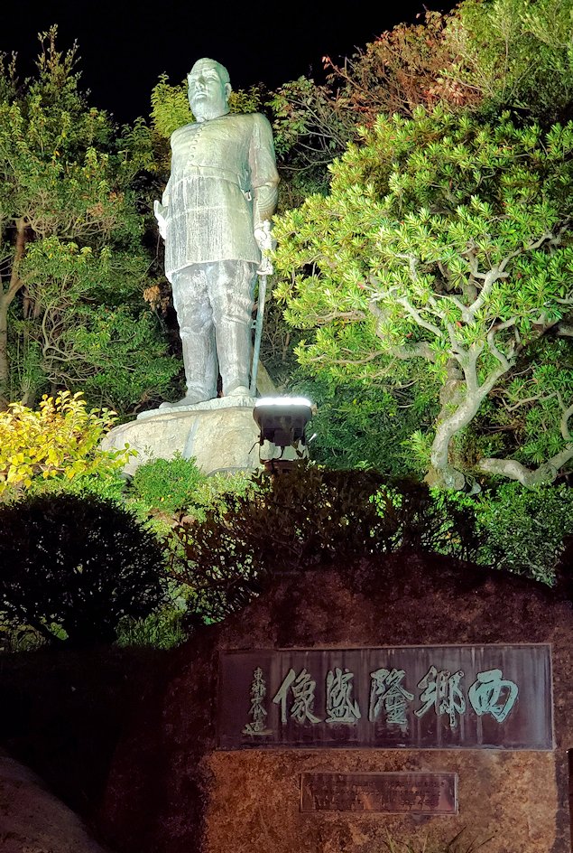 鹿児島市内　西郷隆盛の銅像　夜　アップ