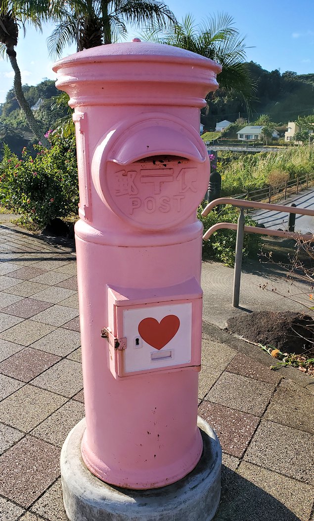 鹿児島県　「道の駅：いぶすき」の海が見えるスポット　ハート色の郵便ポスト