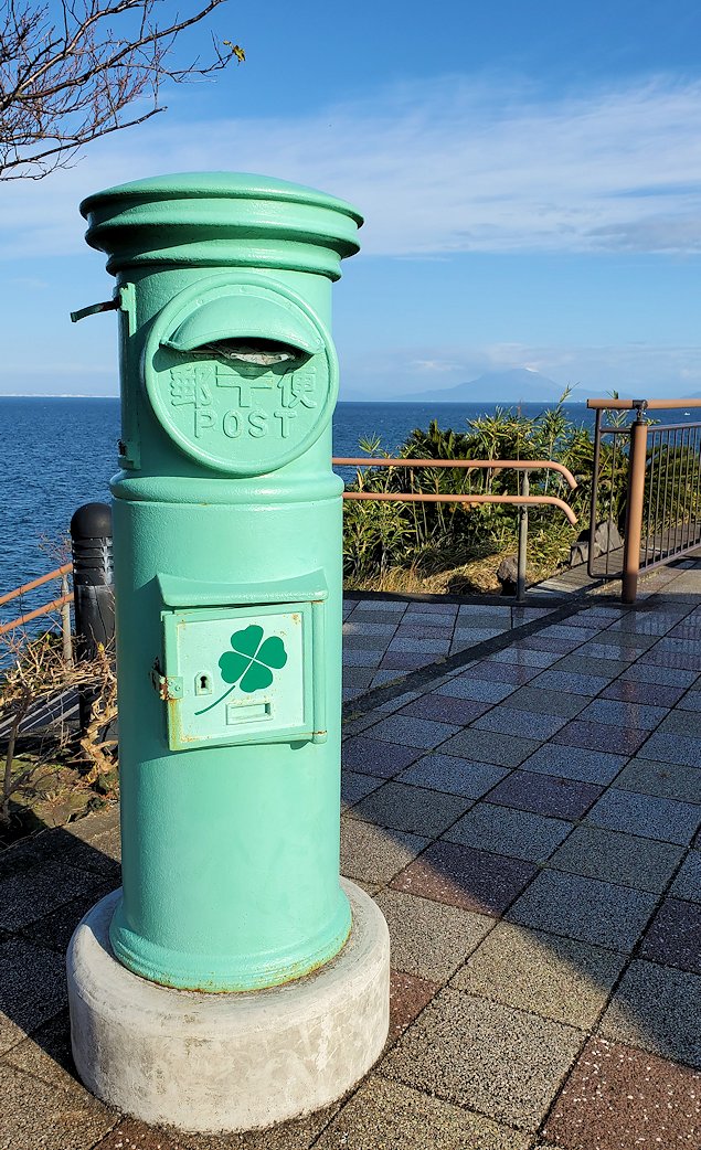鹿児島県　「道の駅：いぶすき」の海が見えるスポット　緑色の郵便ポスト