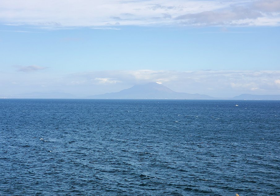 鹿児島県　「道の駅：いぶすき」の海が見えるスポット　薄っすら見える桜島の景色