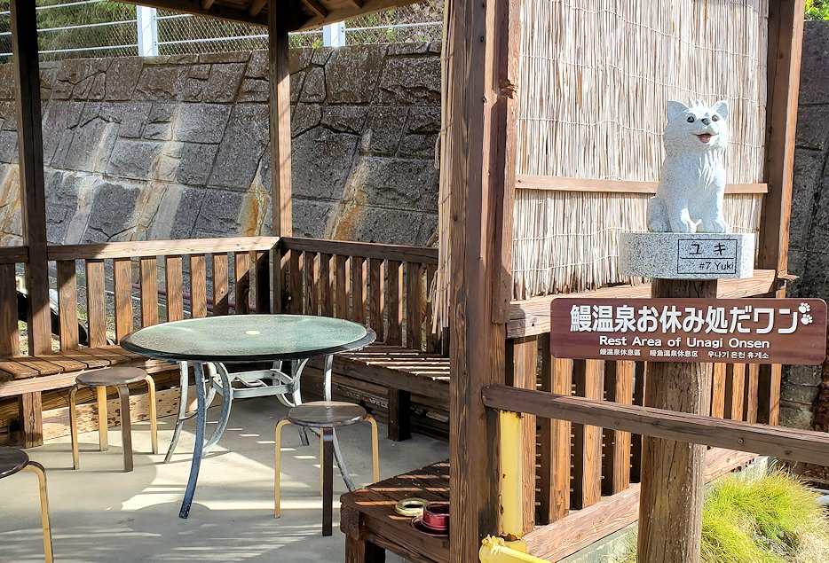 鹿児島県指宿市　鰻池　「区営鰻温泉」の休憩所　テーブルとイス