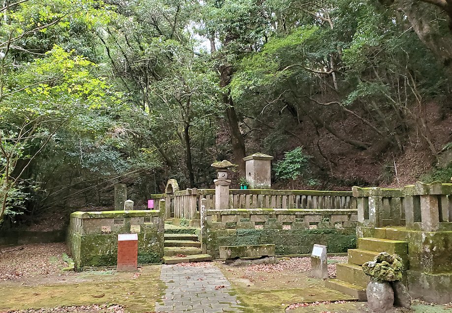 南さつま市　竹田神社　島津日新公の霊廟を進む