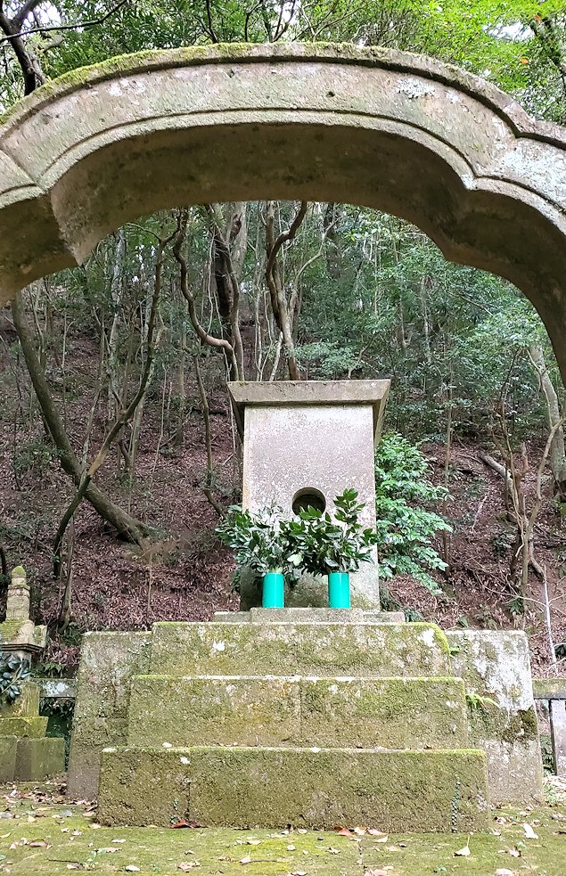 南さつま市　竹田神社　島津日新公の霊廟　墓石を拝む