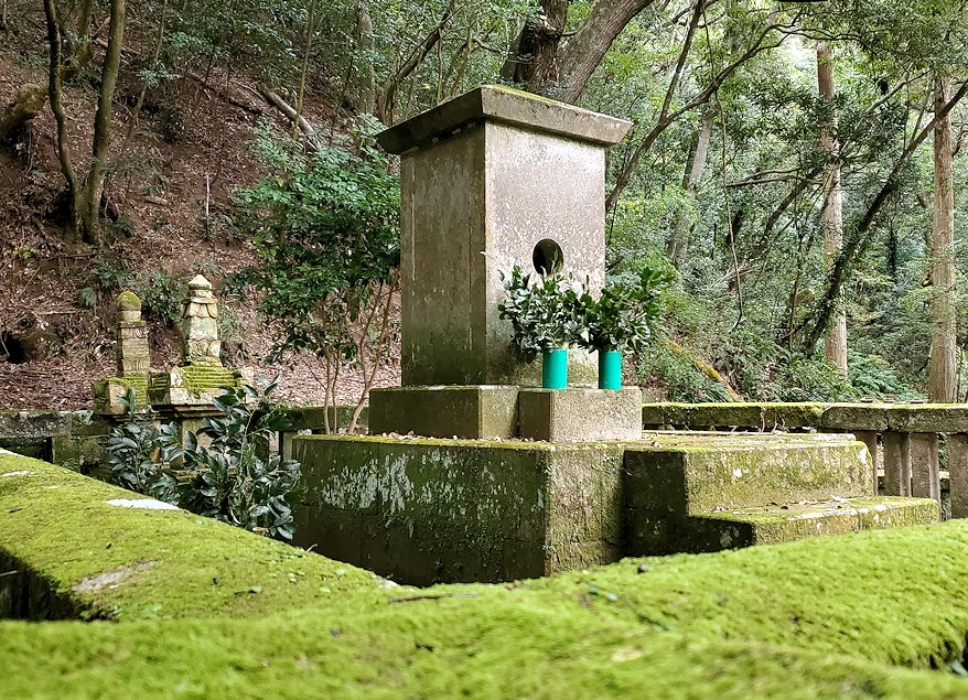 南さつま市　竹田神社　島津日新公の霊廟　墓石　斜めから