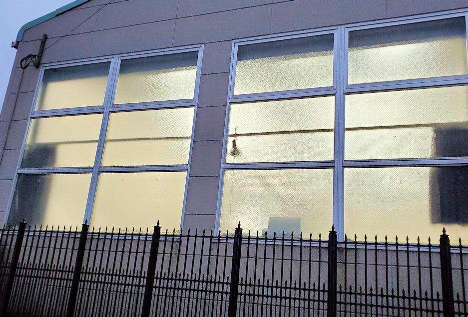 中村晋也美術館　向かいの倉庫らしい建物　窓の明かり