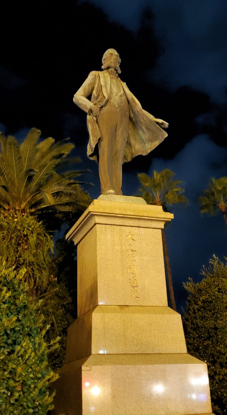 鹿児島市内　夜　大久保利通の銅像　中村晋也制作　