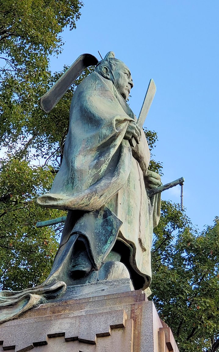 鹿児島市　照国神社　島津斉彬公の銅像　横からのアップ写真