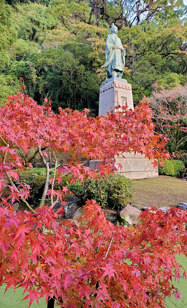 鹿児島市　照国神社　島津家の銅像　紅葉