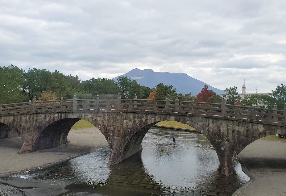 鹿児島市　石橋記念公園　資料館の内から眺める西田橋と桜島の景色