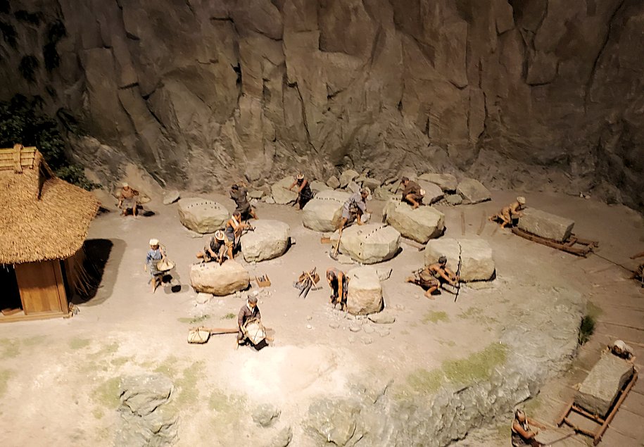 鹿児島市　石橋記念公園　資料館内の展示室　石を割っている人々の模型