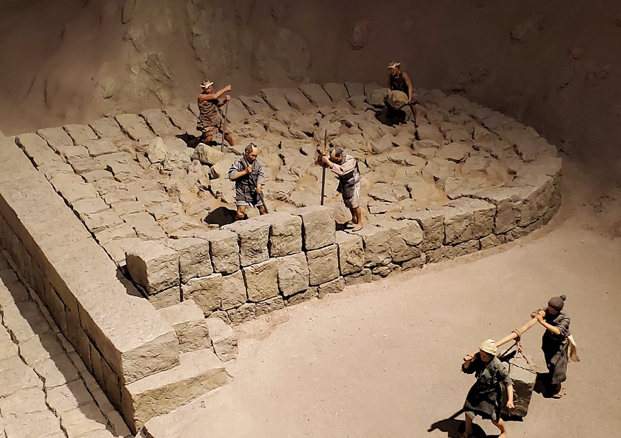 鹿児島市　石橋記念公園　資料館内の展示室　石橋建造時の模型　石を打ち付けて固定する人々