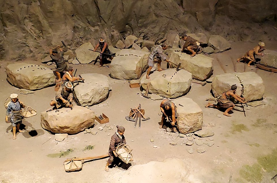 鹿児島市　石橋記念公園　資料館内の展示室　石を割っている人々の模型2