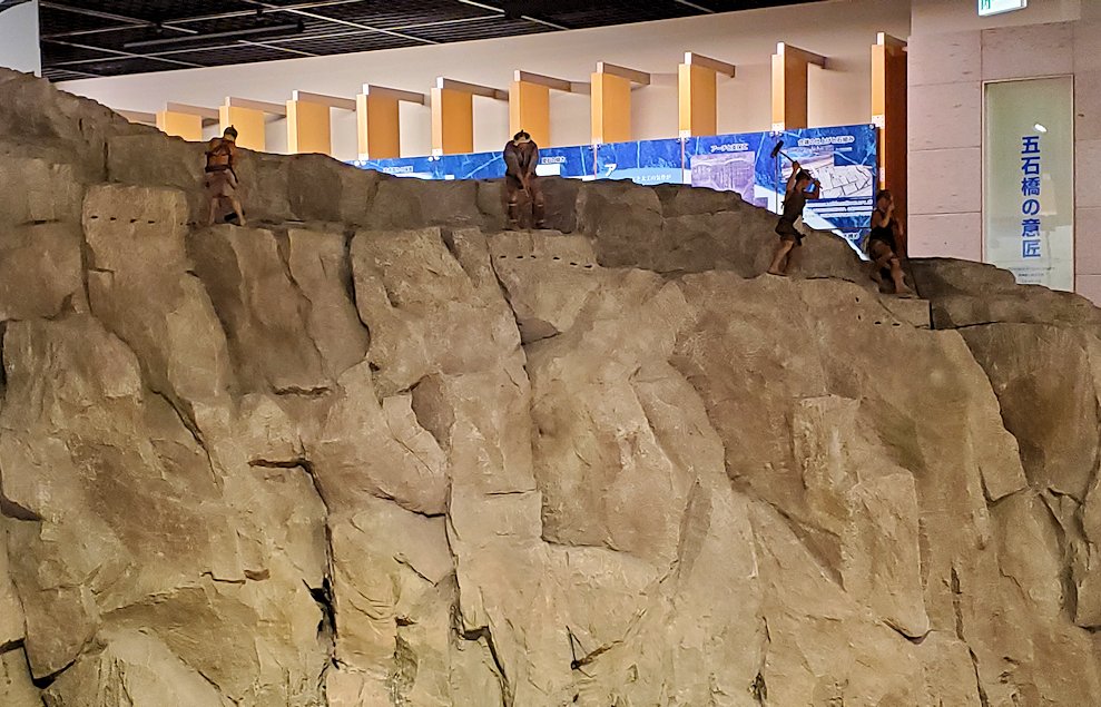 鹿児島市　石橋記念公園　資料館内の展示室　石橋建造時の模型　石を切り出す人々