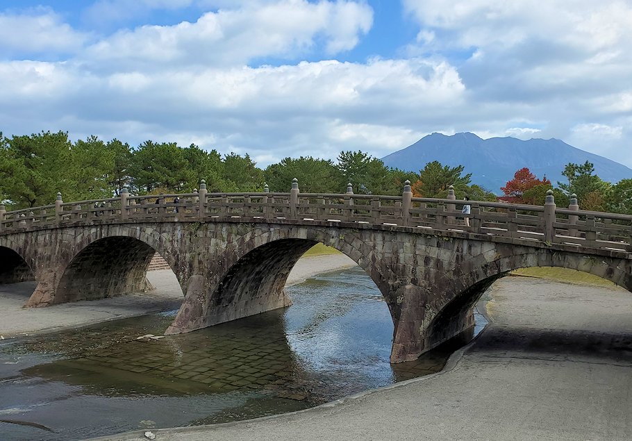 鹿児島市　石橋記念公園　西田橋　桜島の光景