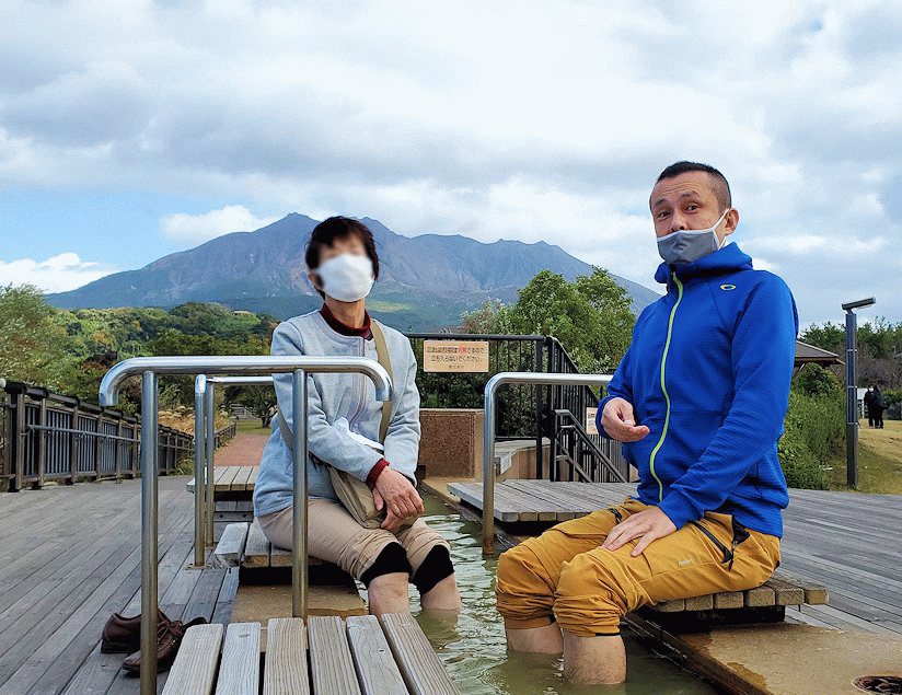 鹿児島 　桜島溶岩なぎさ公園　足湯コーナーに浸かって記念撮影