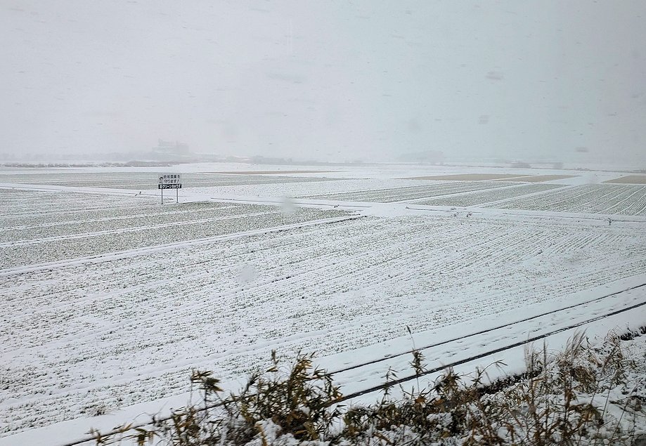 電車の車窓から　眺め　雪一面　滋賀県