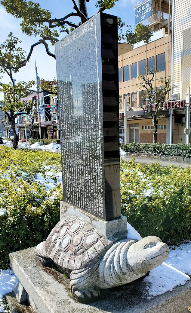 滋賀県　彦根駅　駅前ロータリー　亀の石碑　