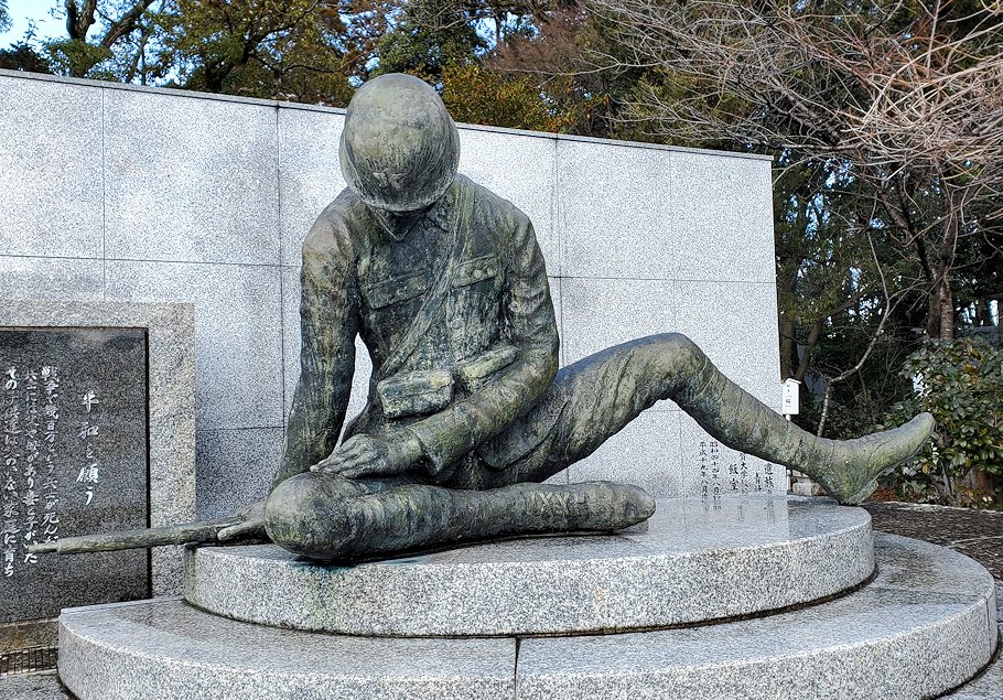 滋賀県　滋賀縣護國神社　『平和を願う』　兵士の像