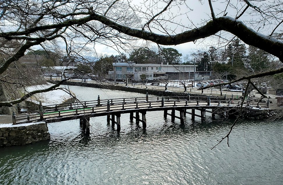 彦根城　内堀　大手山道　から眺める大手門橋